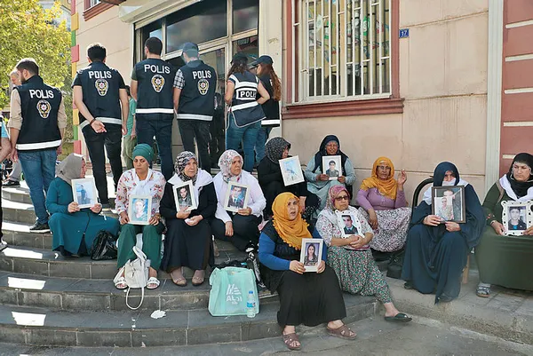 Annelerin HDP önündeki nöbeti PKK'yı tedirgin etti - 1
