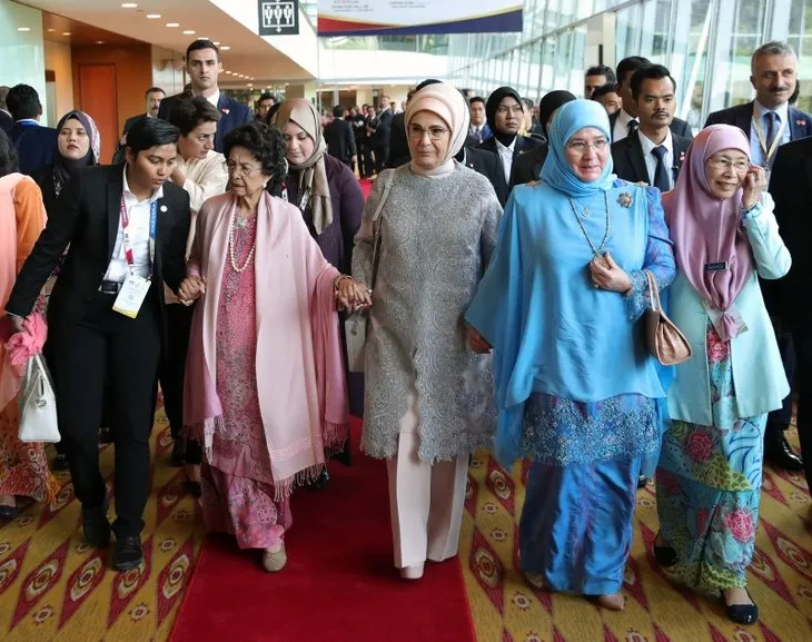 Başkan Erdoğan Kuala Lumpur'da! Oturumun ardından sergi alanını gezdi