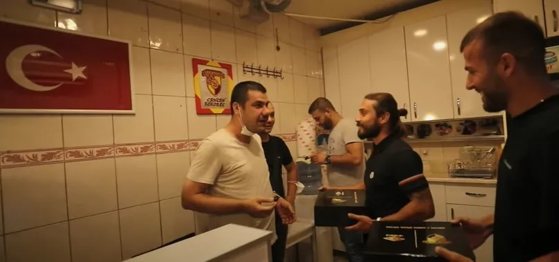 Göztepe taraftarın evine giderek yeni sezon formalarını tanıttı!