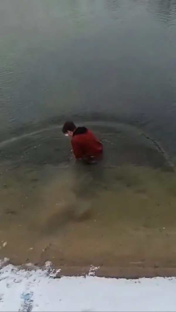1642663945781.jpg Dikkatsizliğinin bedeli ağır oldu! Eksi 10 derece kıyafetleriyle göle girdi - 3