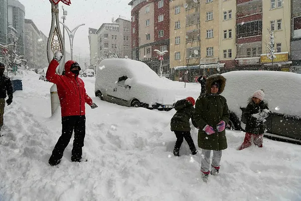 18 Ocak yarın okullar tatil mi? Kar tatili olan iller listesi! Hangi illerde, ilçelerde okullar tatil?