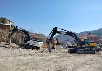 Keban'da molozlar ilçe dışına taşınıyor