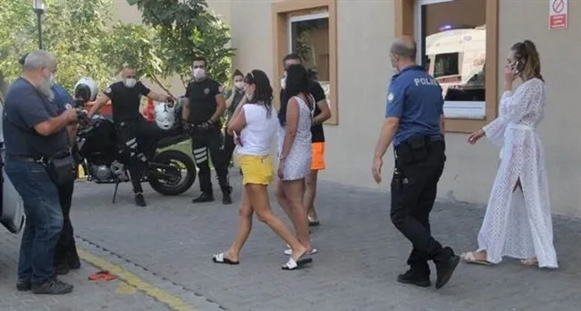 Antalya’da otelde turistler 'maske' uyarısı yapan hemşireye terlik fırlattı - 4