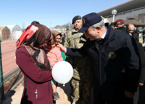 milli-savunma-bakani-hulusi-akar-kahramanmarasta-konteyner-kentte-incelemelerde-bulundu-1677242880140.jpg Milli Savunma Bakanı Hulusi Akar Kahramanmaraş'ta konteyner kentte incelemelerde bulundu - 1