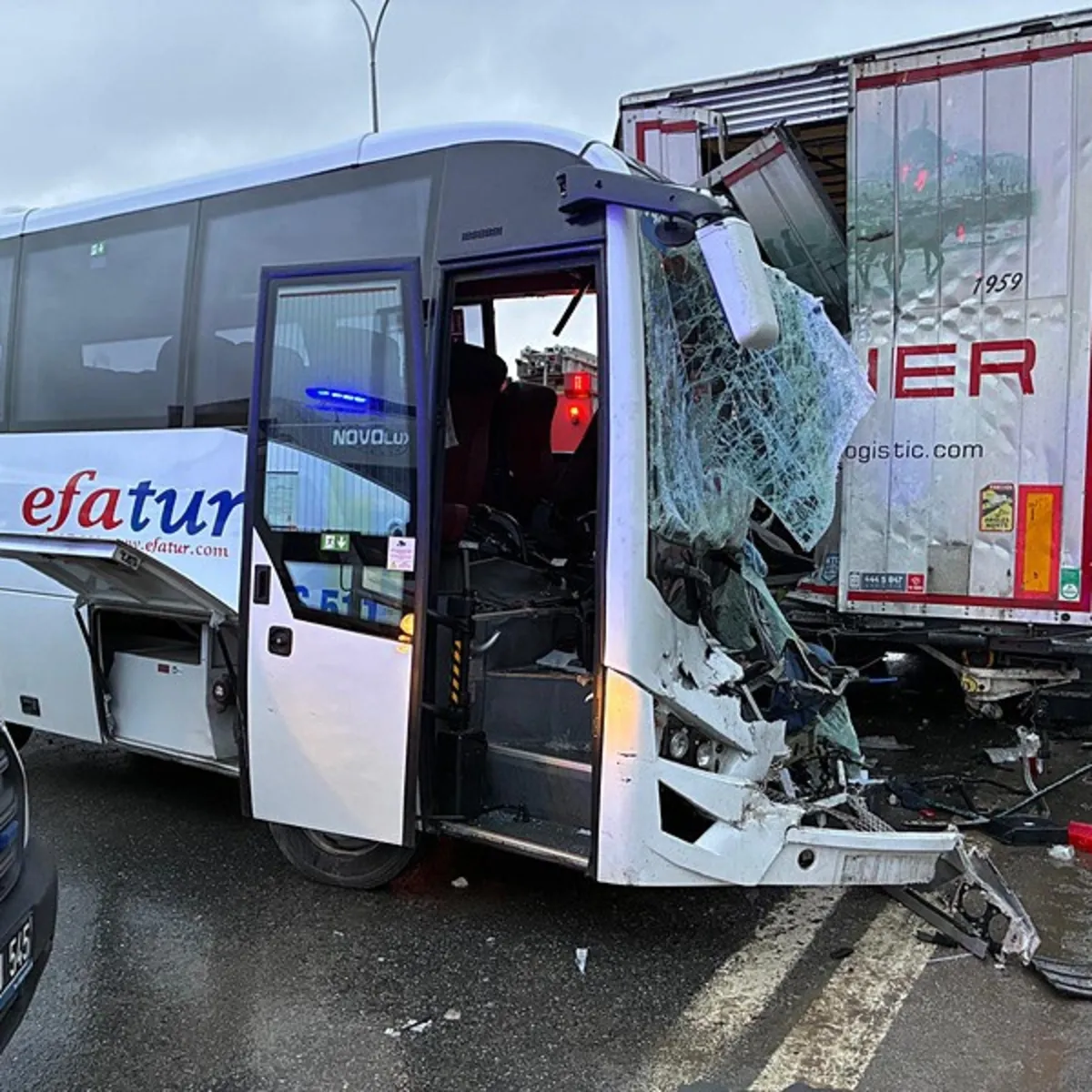 Tur midibüsü park halindeki TIR'a çarptı! Yaralılar var