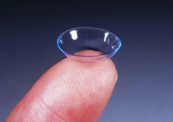 Kontakt lens kullanan adam gözünden oldu