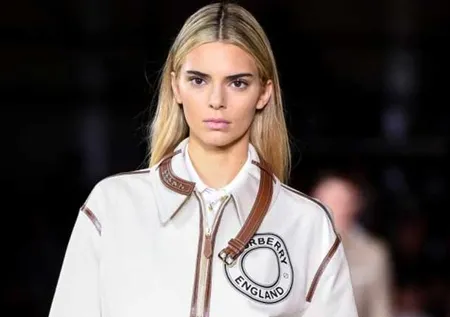 Kendall Jenner yeni imajıyla podyumlara geri döndü! Hayranları ikiye bölündü