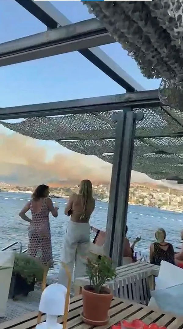 bodrumda-makilik-yangini-tatilciler-alevleri-merakli-gozlerle-izledi-1690911092115.jpg