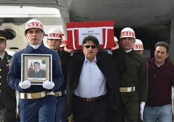 Şehit babası oğlunun tabutunu omzunda taşıdı