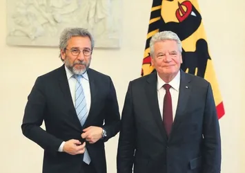 Can Dündar’a ödül Thomas’a hapis
