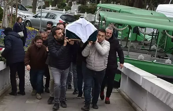 1704208531922.jpeg Anneye acı veda! Emre Karayel cenazede güçlükle ayakta kaldı - 3