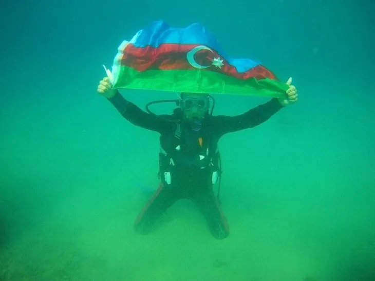 Su altında Türk ve Azerbaycan bayrağı açtılar