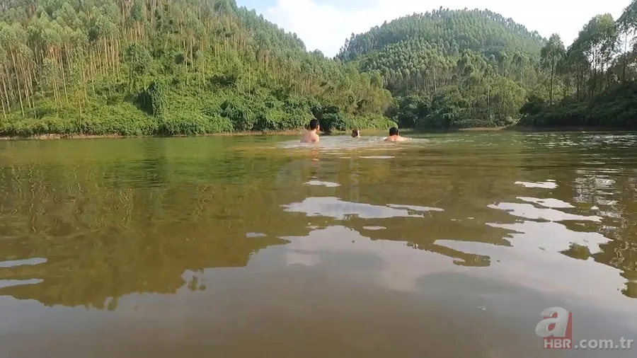 Dev anakonda yılanı nehirde yüzen gençlere saldırdı! Korku dolu anlar görüntülendi 7