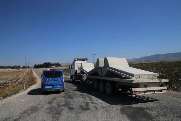 Suriye sınırına beton blok sevkiyatı