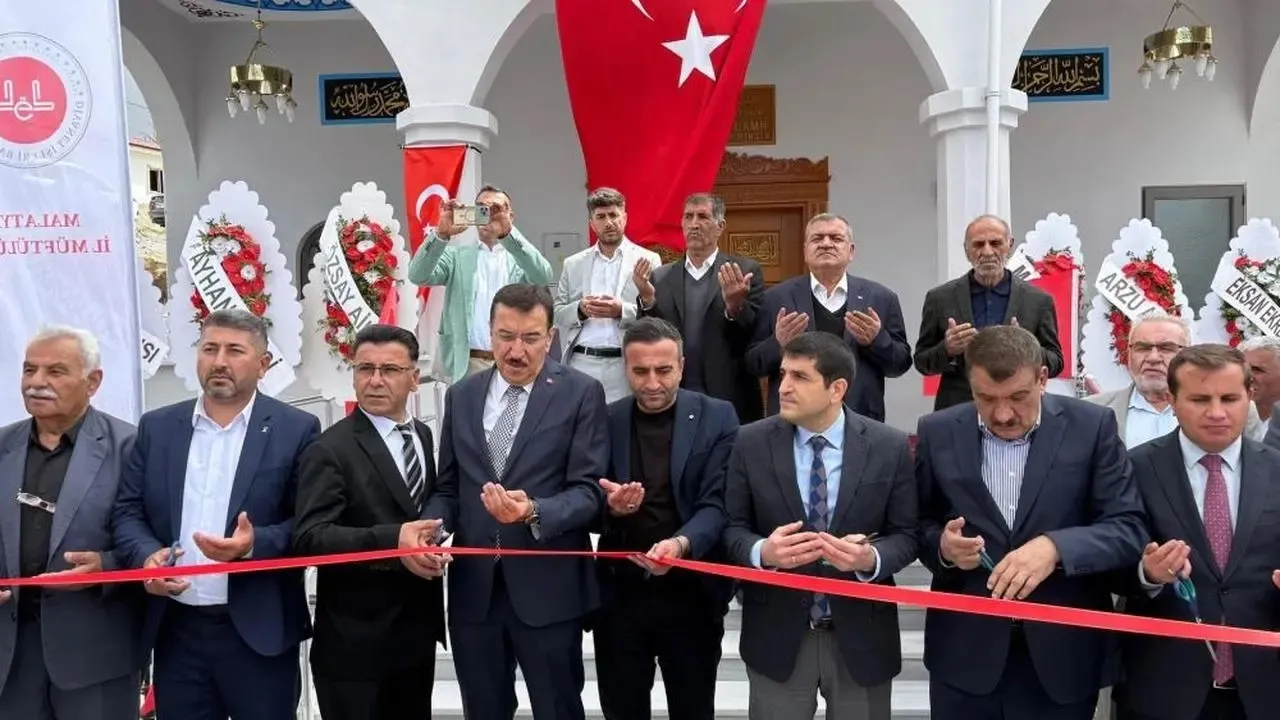 Levent Camii dualarla ibadete açıldı
