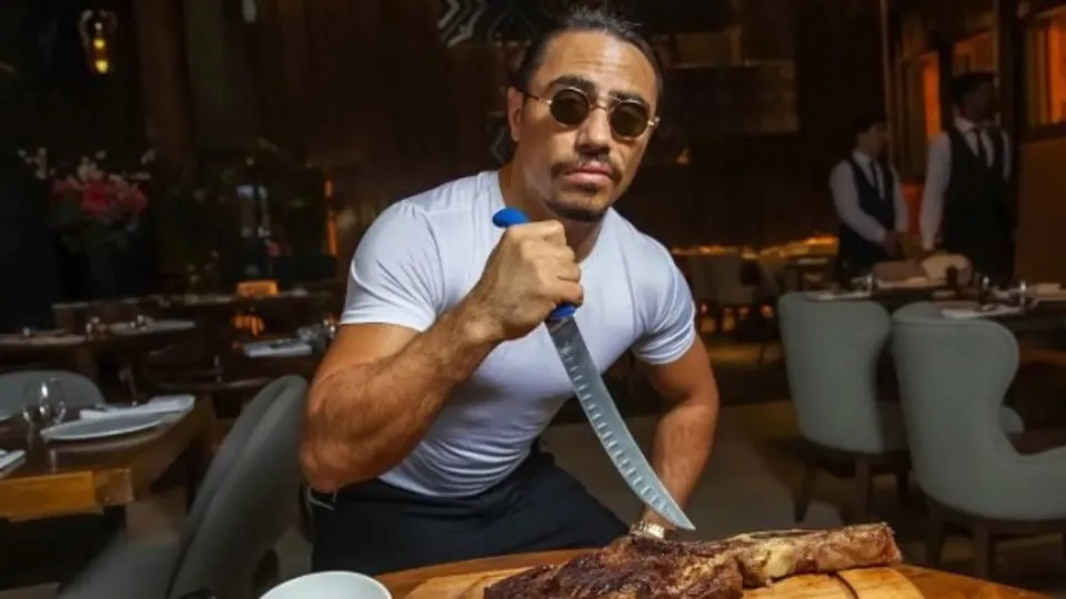 Nusret Gökçe şimdi de altından hamburger yaptı