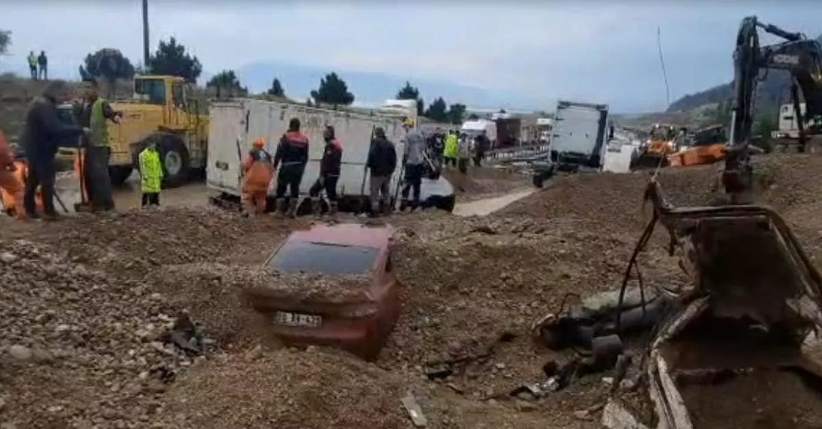 Denizli-Afyonkarahisar yolunda heyelan nedeniyle iki araç toprak altında kaldı! 1 ölü
