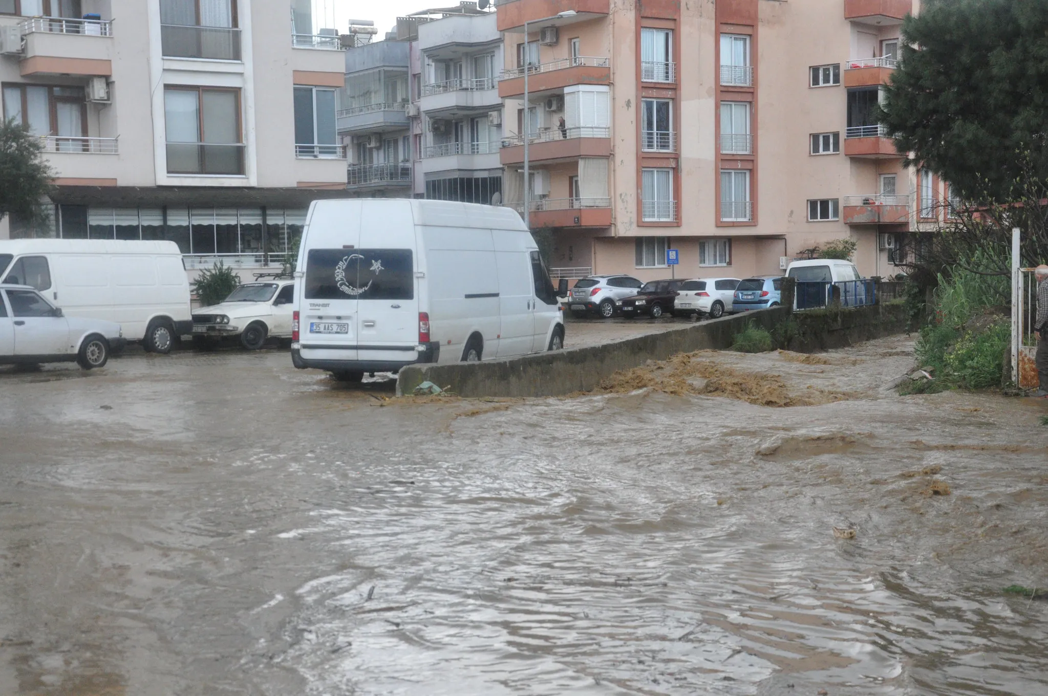 İzmir’de sağanak baskını: Ödemiş göle döndü