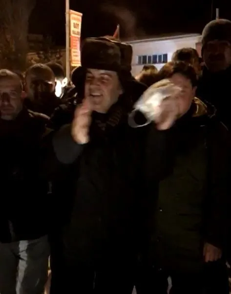 chpli-ardahan-belediye-baskani-faruk-demirden-buyuk-skandal-ataturk-anitina-yapilan-provokasyonu-kinamaya-sarh-1644141674845.jpeg CHP'li Ardahan Belediye Başkanı Faruk Demir'den büyük skandal! Atatürk Anıtı'na yapılan provokasyonu kınamaya sarhoş geldi - 3