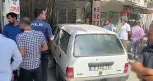 Otomobil eczaneye daldı! Korku dolu anlar