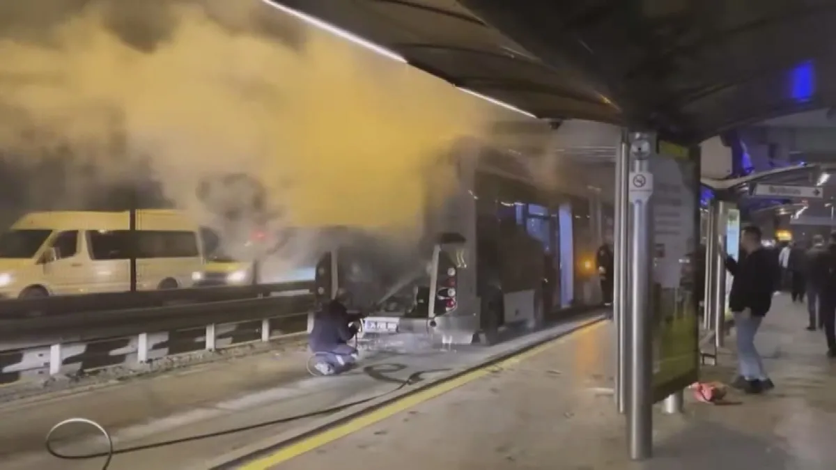 Edirnekapı’da metrobüste yangın paniği