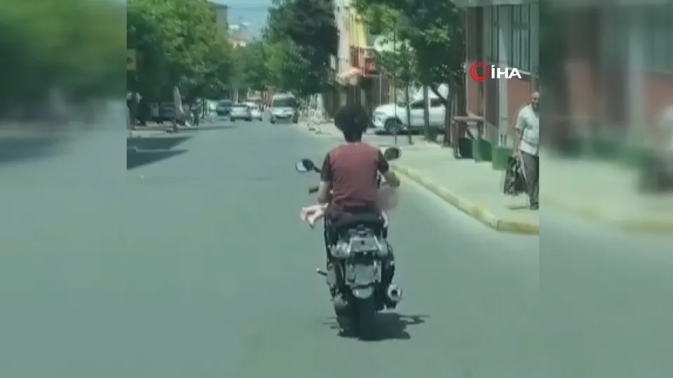 Bu nasıl vicdansızlık! Bebeği korumasız bir şekilde böyle gezdirdi
