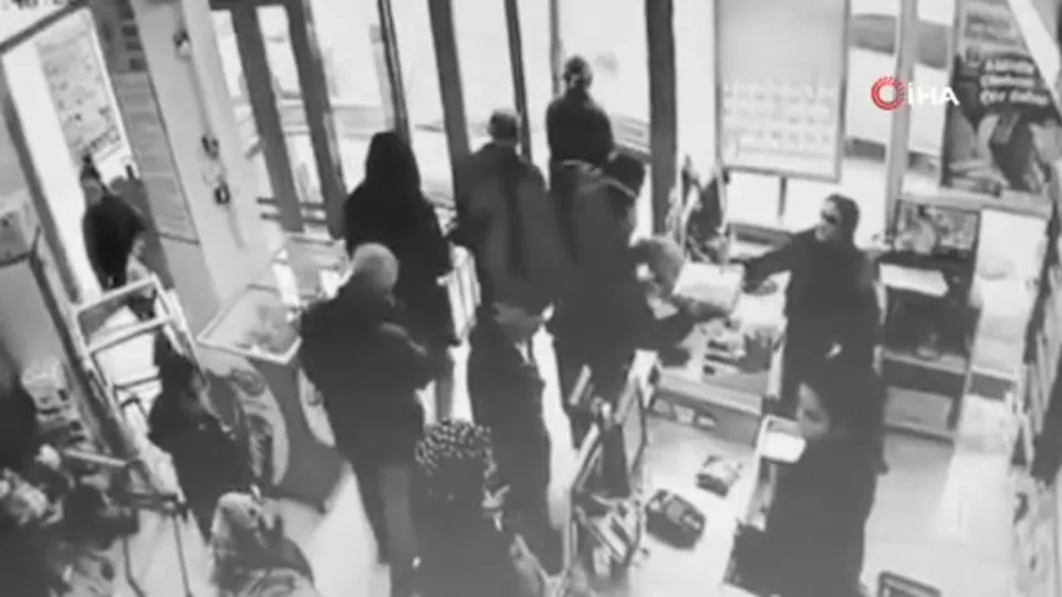 Korku dolu anlar! Araç markete daldı