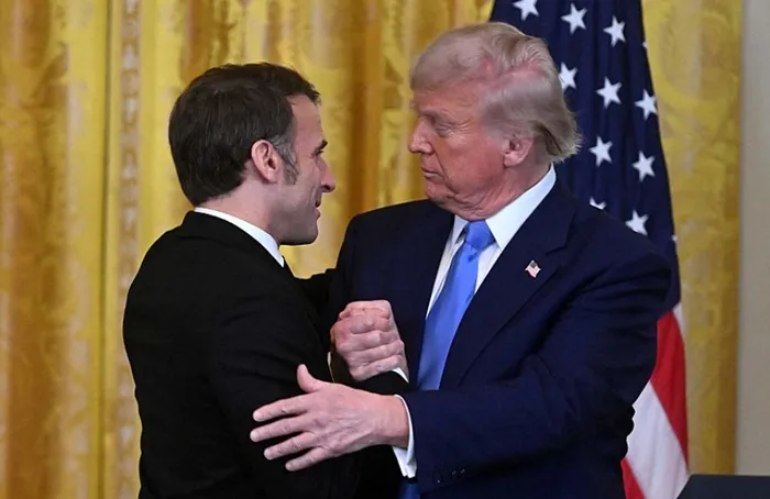 trump-ve-macron-gorusmesinden-ilginc-kare-ikilinin-el-sikismasi-gundem-oldu-1740467260426.jpg Foto: AFP