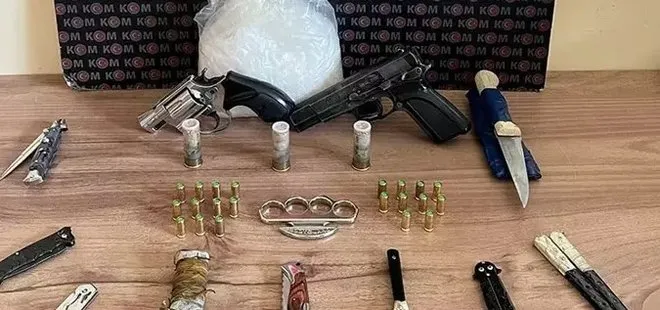 Kocaeli'de eş zamanlı kaçakçılık operasyonu: Çok sayıda tabanca ve uyuşturucu ele geçirildi