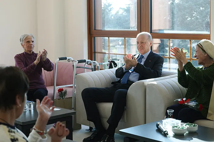 Başkan Erdoğan’dan bakımevindeki yaşlılara ziyaret