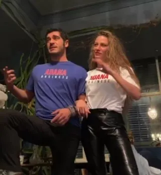 serenay-sarikaya-ve-burak-denizin-oynadigi-dizi-marmarislileri-ayaklandirdi-jandarmaya-sikayet-telefonlari-yag-1661068878894.jpg Serenay Sarıkaya ve Burak Deniz'in oynadığı dizi Marmarislileri ayaklandırdı! Jandarmaya şikayet telefonları yağıyor - 1