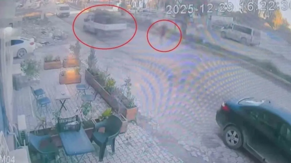 Kar yağışından dolayı kayganlaşan zemine ayağını atan yerle bir oldu