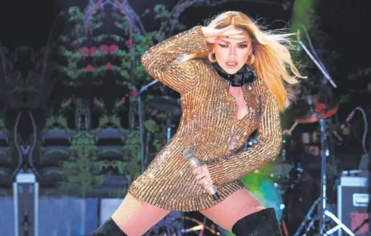 Hadise Kıbrıs konserinde giydiği kıyafetiyle olay oldu