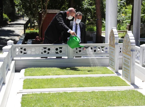 Başkan Erdoğan anne ve babasının kabrini ziyaret etti