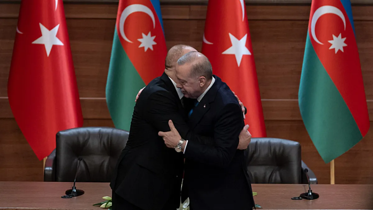 Tek karede kardeşlik! Başkan Erdoğan ile Aliyev'den samimi kucaklaşma