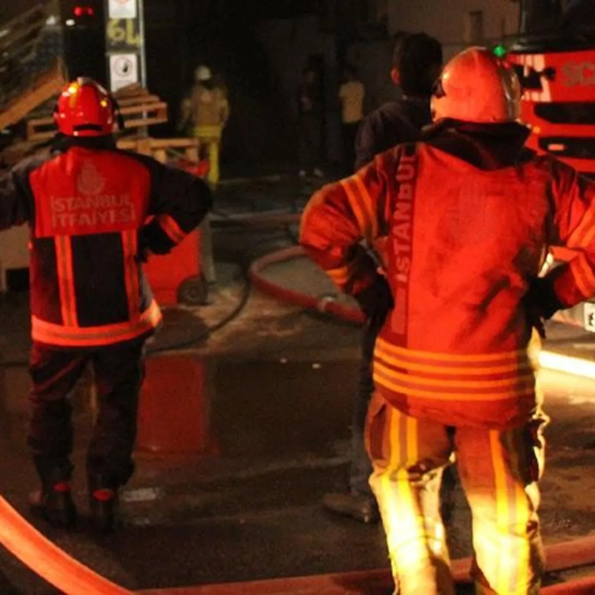 Şişli’de korkutan yangın: Otelin giriş katı alev aldı