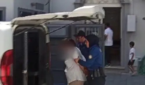 izmirde-2-firariye-safak-operasyonu-kiskivrak-yakalandilar-1720651927898.jpg İzmir'de 2 firariye şafak operasyonu! Kıskıvrak yakalandılar - 1