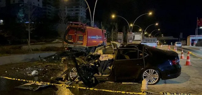 Ankara’da feci kaza! Otomobil refüjde ağaçları sulayan tankere çarptı