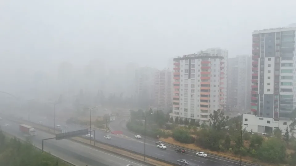Adana'da şiddetli yağmur vatandaşlara zor anlar yaşattı