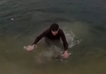 Dikkatsizliğinin bedeli ağır oldu! Eksi 10 derece kıyafetleriyle göle girdi