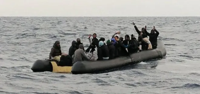 Çanakkale açıklarında lastik bottaki 46 düzensiz göçmen kurtarıldı