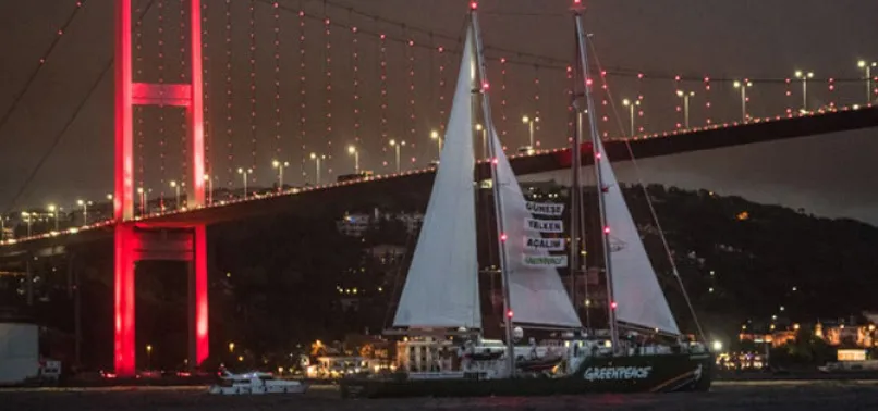 Efsane gemi boğazdan geçti