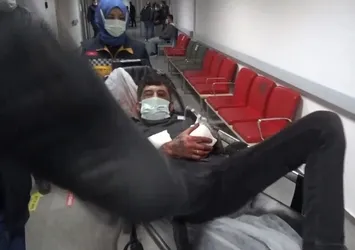 Yarasını unutup sedye üzerinden kameramana saldırdı