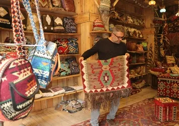 Kilim parçalarını çöpten toplayıp dönüştürerek dünyaya satıyor