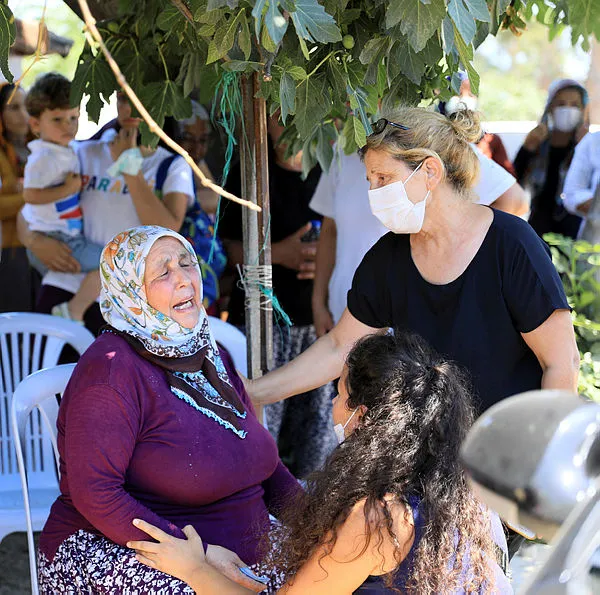 Bir babanın yıkıldığı an! Derede bulunan Ecrin'in cenazesini gözyaşlarıyla teslim aldı - 6