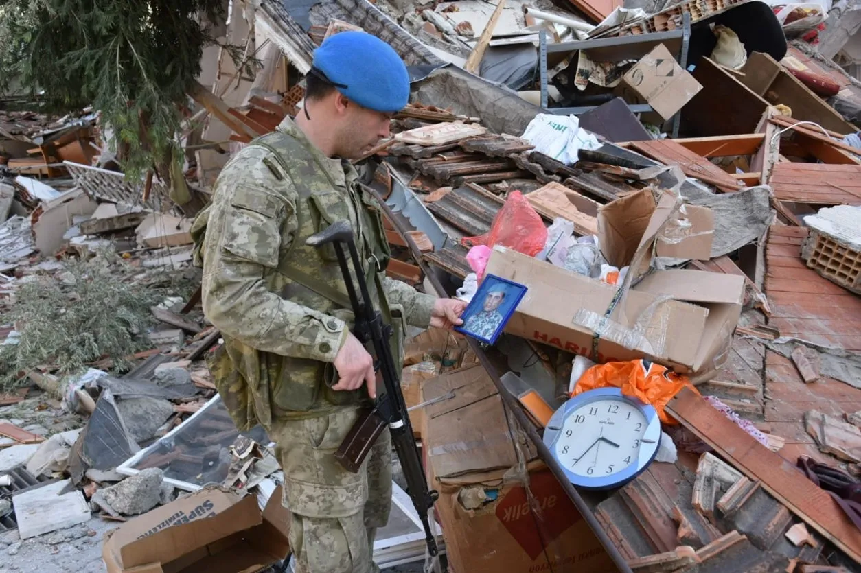 MSB’den deprem paylaşımı: Ordu-milletiz! Hepimiz komandoyuz