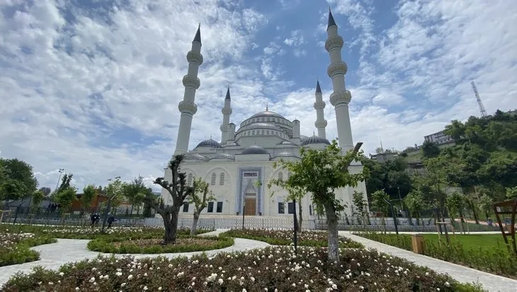 Başkan Erdoğan’ın açılışını yaptığı Uzun Mehmet Camisi'nde ilk Cuma namazı kılındı