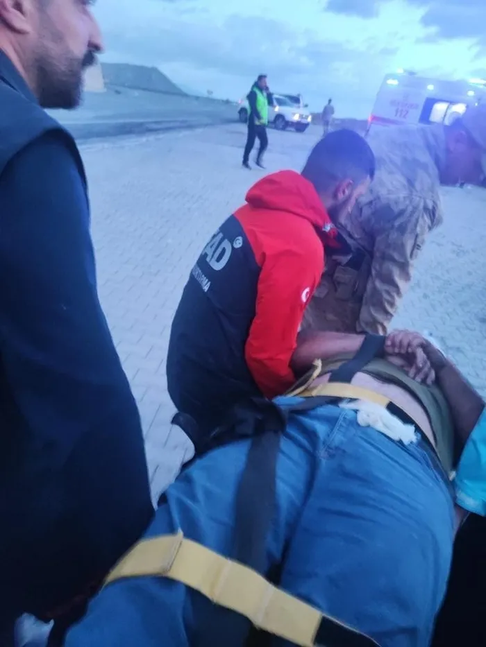 Tatvan'da minibüs şarampole yuvarlandı: 1 ölü, 11 yaralı - 3