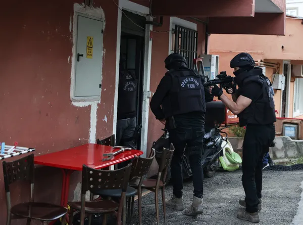 istanbulda-pkk-operasyonu-beyoglu-ilcesi-hdp-es-baskani-mehmet-sait-bor-gozaltina-alindi-1623219334157.jpg İstanbul'da PKK operasyonu! Beyoğlu İlçesi HDP Eş Başkanı Mehmet Sait Bor gözaltına alındı - 2