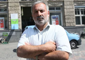 Dinlenmek için oturdu, külçe külçe altın buldu
